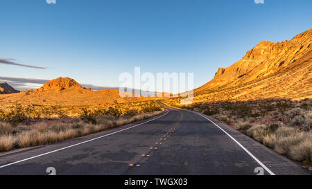 Autostrada nel deserto Lake Mead National Recreation Area Nevada Foto Stock