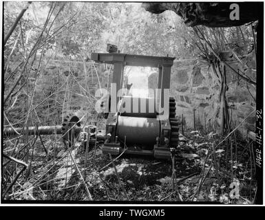 RW Meyer Sugar Mill- 1876-1889. Tre-roll mulino per lo zucchero, l'uno-tonnellata ogni giorno la capacità di trasformazione. Fabbricato da Edwin Maw, Liverpool, in Inghilterra, ca. 1855-1870. Visualizza- Fine del mulino in cui la canna da zucchero è stata alimentata tra la parte superiore e il rullo inferiore. - R. W. Meyer mulino per lo zucchero, Statale Route 47, Kualapuu, Maui County, HI Foto Stock