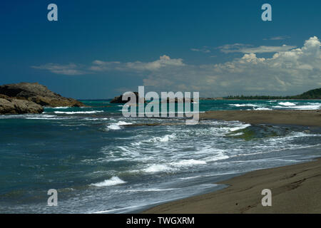 Olas en el norte de Puerto Rico Foto Stock