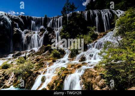 Pearl Beach cade 5 (Pearl Beach Falls si trova a 2445 metri sopra il livello del mare, alta 21 metri e 162 metri di larghezza. Si tratta di un tipico paesaggio combinato in Jiuzhaigou. Essa è il luogo dove il monaco Tang insegnanti e discepoli portano i cavalli da Wade in testa della serie TV viaggio all'ovest). Foto Stock