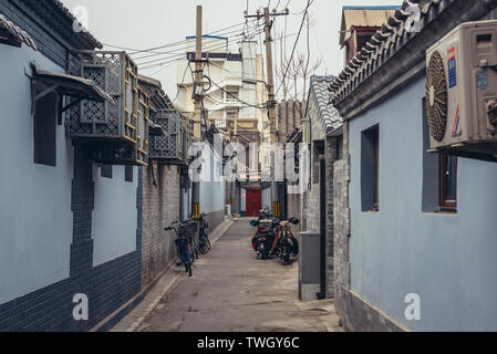 Stretto vicolo chiamato hutong - tradizionale zona residenziale di Dongcheng district di Pechino, Cina Foto Stock