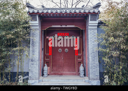 Ingresso al cortile siheyuan nei tradizionali hutong area residenziale di Dongcheng district di Pechino, Cina Foto Stock