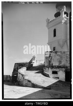 Rampa da Carmen Bastion o Ochoa o Odisa Bastion con vista del faro a destra - il Castillo de San Felipe del Morro, estremità nord-ovest di San Juan, San Juan, San Juan Municipio, PR; Antonelli, Juan Baustista; de Salazar, Pedro; prezzo, Gigi B, trasmettitore; Klugh, T, trasmettitore; Behrens, Tom, trasmettitore; Boucher, Jack e del fotografo; prezzo, Virginia B, trasmettitore Foto Stock
