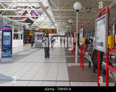 Persone in Leeds autobus e la stazione dei pullman, Dyer San, Leeds, Yorkshire. Foto Stock