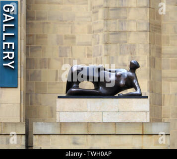 Statua di Henry Moore (bronzo) fuori dall'ingresso della Leeds Art Gallery nello Yorkshire, Inghilterra, Regno Unito, dal titolo Reclining Woman: Gomito. Creato nel 1981. Foto Stock