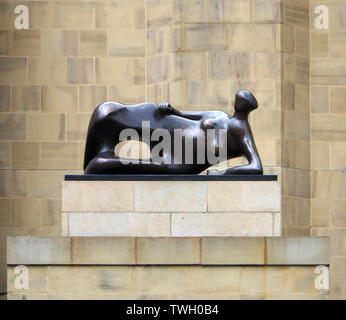 Statua di Henry Moore (bronzo) fuori dall'ingresso della Leeds Art Gallery nello Yorkshire, Inghilterra, Regno Unito, dal titolo Reclining Woman: Gomito. Creato nel 1981. Foto Stock