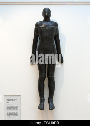 La statua di Antony Gormley "Terra sopra terra" appesa al muro nella Leeds Art Gallery, Yorkshire, Inghilterra, Regno Unito. Foto Stock