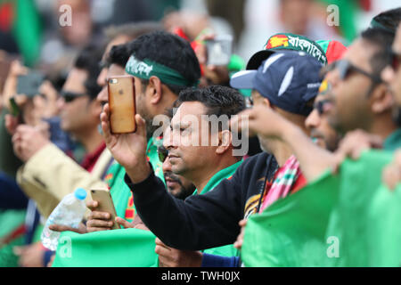 Nottingham, Regno Unito. Xx Giugno 2019. Bangladesh ventilatori durante l'inno nazionale durante il v Australia Bangladesh, ICC Cricket World Cup Match, a Trent Bridge, Nottingham, Inghilterra. Credito: Lo sport europeo Agenzia fotografica/Alamy Live News Foto Stock