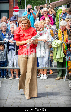 Driebergen, Paesi Bassi. Xx Giugno, 2019. Regina Maxima dei Paesi Bassi visite De Delerij Foundation per i rifugiati in Giugno 20, 2019 in Driebergen, Paesi Bassi. De Delerij offre la Euroshop e cinque organizzazioni che lavorano su istruzione, ricongiungimento familiare, di partecipazione e di integrazione dei rifugiati. Credito: Patrick van Katwijk/ |/dpa/Alamy Live News Foto Stock