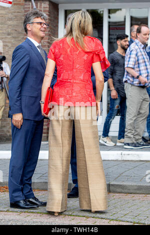 Driebergen, Paesi Bassi. Xx Giugno, 2019. Regina Maxima dei Paesi Bassi visite De Delerij Foundation per i rifugiati in Giugno 20, 2019 in Driebergen, Paesi Bassi. De Delerij offre la Euroshop e cinque organizzazioni che lavorano su istruzione, ricongiungimento familiare, di partecipazione e di integrazione dei rifugiati. Credito: Patrick van Katwijk/ |/dpa/Alamy Live News Foto Stock