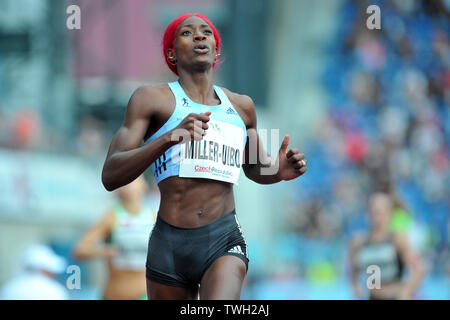 Ostrava, Repubblica Ceca. Xx Giugno, 2019. SHAUNAE MILLER-UIBO dalle Bahamas compete a 300 metri donne (Slanina Memorial) presso la IAAF World Challenge Golden Spike evento in Ostrava nella Repubblica Ceca. Credito: Slavek Ruta/ZUMA filo/Alamy Live News Foto Stock