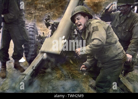 American Obici Shell le forze tedesche in ritirata nei pressi di Carentan, Francia, Franklin, U.S. Signal Corps, luglio 11, 1944 Foto Stock