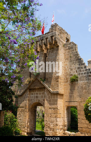 Abbazia Bellapais sulla gamma di Kyrenia, Repubblica Turca di Cipro del Nord. Foto Stock