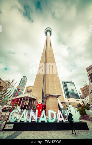 Drammatica di immagine grandangolare della CN Tower dietro Canada segno a Toronto, Ontario, Canada. Foto Stock