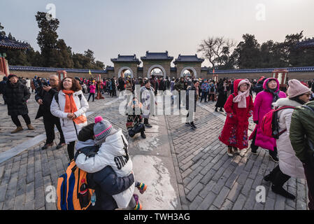 I turisti di fronte Imperial vault del Cielo nel Tempio del Cielo a Pechino in Cina Foto Stock
