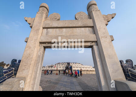 In una delle porte del Tumulo Circolare altare nel Tempio del Cielo a Pechino in Cina Foto Stock