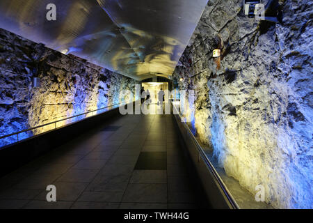 Fontvieille, Monaco - Giugno 13, 2014: moderna città metropolitana attraversamento pedonale Foto Stock