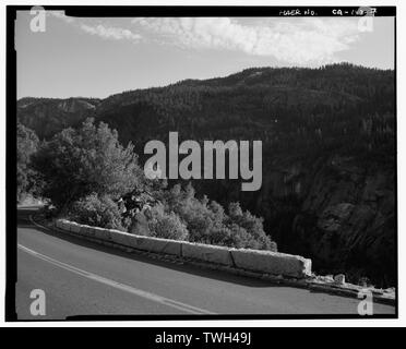 Parete di ritegno, appena ad est del tunnel -1 in grandi botti di strada piana. - Grande Quercia su strada piana, tra grandi botti di entrata piana e fiume Merced, il Villaggio di Yosemite, Mariposa County, CA Foto Stock