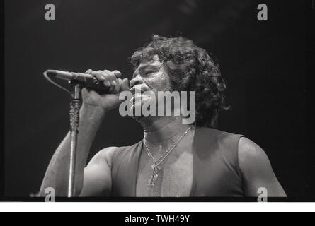 James Brown esegue nella sala veneziana del Fairmont Hotel di San Francisco, California nel 1983. Foto Stock