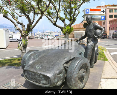 Montecarlo, Monaco - Giugno 13, 2014: Juan Manuel Fangio monumento presso il circuito del Grand Prix di Monaco, 5 volte la Formula Uno Campione del Mondo e la sua merce Foto Stock
