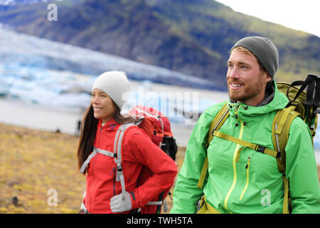 Escursionismo viaggi avventura persone viva e attiva uno stile di vita sano che indossa giacche e zaini in Islanda dal ghiacciaio e laguna glaciale / Lago di Fjallsarlon, Vatna ghiacciaio Vatnajokull National Park. Foto Stock