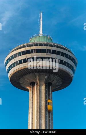 Città di Niagara Falls, Ontario - chiudere la vista della sommità della Torre Skylon e il giallo/arancione shuttle Foto Stock