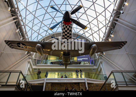 Ci iconica Guerra Mondiale 2 aerei da combattimento sul display nell'Imperial War Museum di Londra, Regno Unito il 16 dicembre 2012 Foto Stock