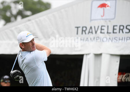 Cromwell CT, Stati Uniti d'America. Xx Giugno, 2019. Brandt Snedeker (USA) orologi il volo della sua palla giù il fairway prima durante il primo giro di PGA Viaggiatori del campo da golf da campionato torneo tenutasi a TPC River Highlands a Cromwell CT. Eric Canha/Cal Sport Media/Alamy Live News Foto Stock