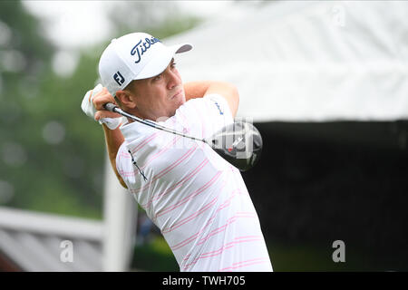 Cromwell CT, Stati Uniti d'America. Xx Giugno, 2019. Justin Thomas (USA) orologi il volo della sua palla giù il fairway prima durante il primo giro di PGA Viaggiatori del campo da golf da campionato torneo tenutasi a TPC River Highlands a Cromwell CT. Eric Canha/Cal Sport Media/Alamy Live News Foto Stock