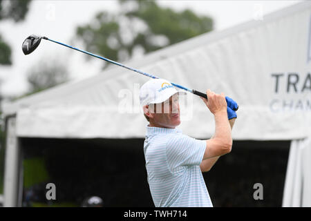 Cromwell CT, Stati Uniti d'America. Xx Giugno, 2019. Brandt Snedeker (USA) orologi il volo della sua palla giù il fairway prima durante il primo giro di PGA Viaggiatori del campo da golf da campionato torneo tenutasi a TPC River Highlands a Cromwell CT. Eric Canha/Cal Sport Media/Alamy Live News Foto Stock