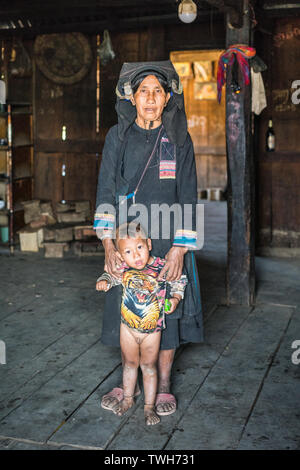 Ritratto di donna Akha Pixor etnicità, Phongsali, Laos, Asia. Foto Stock