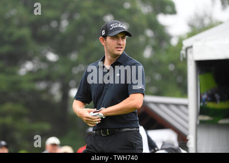 Cromwell CT, Stati Uniti d'America. Xx Giugno, 2019. Patrick Cantlay guarda giù il primo fairway durante il primo giro di PGA Viaggiatori del campo da golf da campionato torneo tenutasi a TPC River Highlands a Cromwell CT. Eric Canha/Cal Sport Media/Alamy Live News Foto Stock