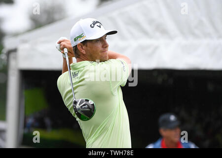 Cromwell CT, Stati Uniti d'America. Xx Giugno, 2019. Chris Stroud (USA) unità off il primo tee durante il primo giro di PGA Viaggiatori del campo da golf da campionato torneo tenutasi a TPC River Highlands a Cromwell CT. Eric Canha/Cal Sport Media/Alamy Live News Foto Stock