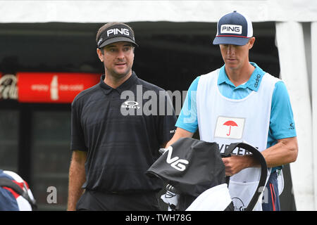 Cromwell CT, Stati Uniti d'America. Xx Giugno, 2019. Bubba Watson (USA) passeggiate al primo tee durante il primo giro di PGA Viaggiatori del campo da golf da campionato torneo tenutasi a TPC River Highlands a Cromwell CT. Eric Canha/Cal Sport Media/Alamy Live News Foto Stock
