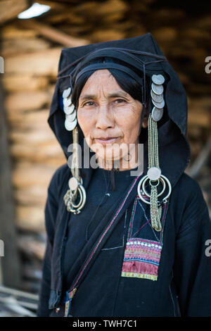 Ritratto di donna Akha Pixor etnicità, Phongsali, Laos, Asia. Foto Stock