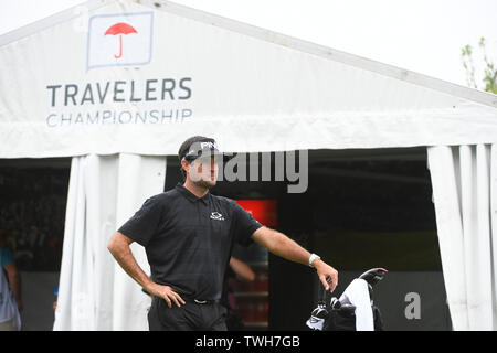 Cromwell CT, Stati Uniti d'America. Xx Giugno, 2019. Bubba Watson (USA) attende il suo turno al tee durante il primo giro di PGA Viaggiatori del campo da golf da campionato torneo tenutasi a TPC River Highlands a Cromwell CT. Eric Canha/Cal Sport Media/Alamy Live News Foto Stock