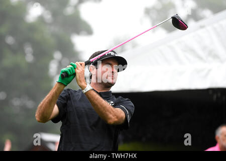 Cromwell CT, Stati Uniti d'America. Xx Giugno, 2019. Bubba Watson (USA) orologi il volo della sua palla giù il 1° fairway durante il primo giro di PGA Viaggiatori del campo da golf da campionato torneo tenutasi a TPC River Highlands a Cromwell CT. Eric Canha/Cal Sport Media/Alamy Live News Foto Stock