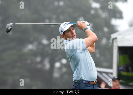 Cromwell CT, Stati Uniti d'America. Xx Giugno, 2019. Scott Stalings (USA) Guarda il suo rigido dal primo tee durante il primo giro di PGA Viaggiatori del campo da golf da campionato torneo tenutasi a TPC River Highlands a Cromwell CT. Eric Canha/Cal Sport Media/Alamy Live News Foto Stock