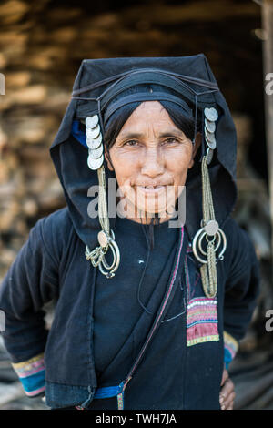 Ritratto di donna Akha Pixor etnicità, Phongsali, Laos, Asia. Foto Stock