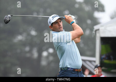 Cromwell CT, Stati Uniti d'America. Xx Giugno, 2019. Scott Stalings (USA) Guarda il suo rigido dal primo tee durante il primo giro di PGA Viaggiatori del campo da golf da campionato torneo tenutasi a TPC River Highlands a Cromwell CT. Eric Canha/Cal Sport Media/Alamy Live News Foto Stock