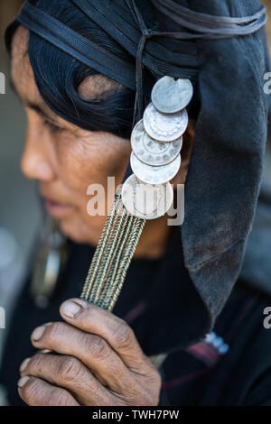 Ritratto di donna Akha Pixor etnicità, Phongsali, Laos, Asia. Foto Stock