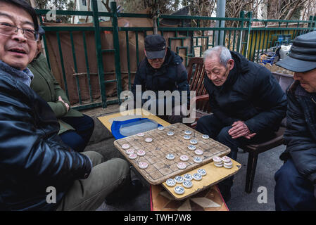 Gli uomini che giocano a scacchi Cinese a Pechino, Cina Foto Stock