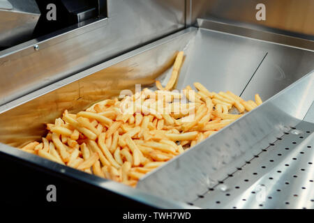 Friggitrice con patatine fritte al ristorante cucina Foto Stock