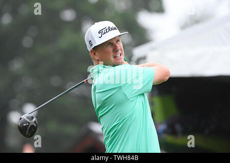Cromwell CT, Stati Uniti d'America. Xx Giugno, 2019. Charley Hoffman (USA) Guarda il suo guidato dal primo tee durante il primo giro di PGA Viaggiatori del campo da golf da campionato torneo tenutasi a TPC River Highlands a Cromwell CT. Eric Canha/Cal Sport Media/Alamy Live News Foto Stock