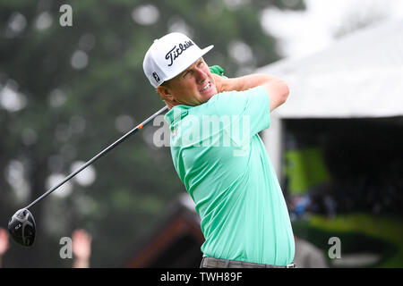 Cromwell CT, Stati Uniti d'America. Xx Giugno, 2019. Charley Hoffman (USA) Guarda il suo guidato dal primo tee durante il primo giro di PGA Viaggiatori del campo da golf da campionato torneo tenutasi a TPC River Highlands a Cromwell CT. Eric Canha/Cal Sport Media/Alamy Live News Foto Stock