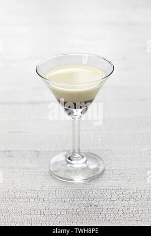 In bianco e nero e a due colori cocktail stratificato, in casa di liquore al caffè e latte evaporato, Alfonso13 Foto Stock