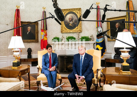 Il presidente statunitense Trump (R) incontra il primo ministro canadese Justin Trudeau (L) nell'Ufficio Ovale della Casa Bianca di Washington, DC, Stati Uniti d'America, 20 giugno 2019. Il presidente ha parlato ai media circa l'Iran tiro giù un drone americano, dicendo che potrebbe non essere stato commesso intenzionalmente.Credit: Jim LoScalzo/Piscina via CNP /MediaPunch Foto Stock