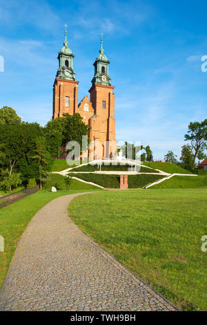 Cattedrale nella città di Gniezno, Polonia, su un luminoso giorno in estate Foto Stock