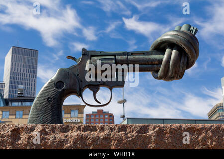 Malmo, Svezia: Aprile 20, 2019: Statua di una pistola con un nodo come un non-violenza simbolo, in strada di Malmo Foto Stock