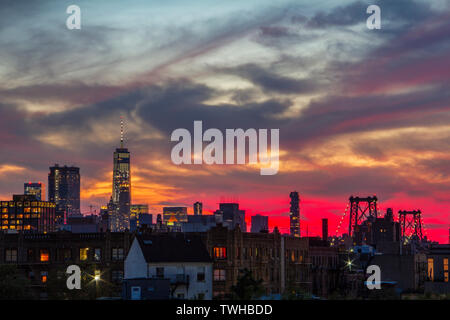 World Trade Center Tower e il Williamsburg Bridge in New York City di notte. Foto Stock